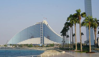 Dubai, Birleşik Arap Emirlikleri, 18 Ekim 2021: Dubai 'deki Palm Jumeirah adasının önünde dalga şeklinde yeni bir otel inşaatı.