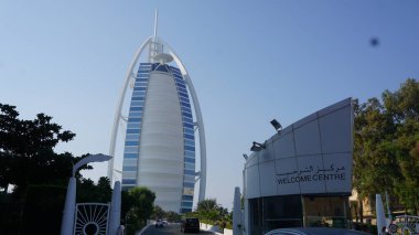 DUBAI, BAE-OCTOBER 18, 2021: Dubai lüks plajı ve Burj al Arab manzarası 18 Ekim 2021 Dubai, BAE. Dünyanın en seçkin oteli ve yedi yıldızlı..