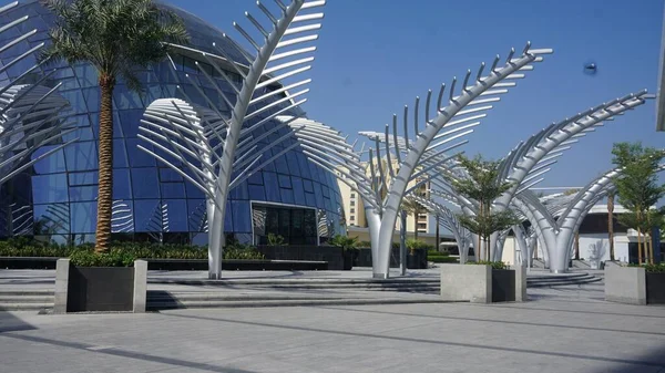 ドバイ アラブ首長国連邦 2021年10月18日 ビュードバイでの金属ヤシの木の装飾 — ストック写真