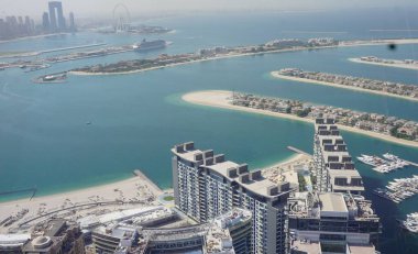 Dubai, Birleşik Arap Emirlikleri, 18 Ekim 2021: Dubai 'deki insan yapımı Palm Jumeirah adasının manzarası, The View' ın tepesinden alındı.