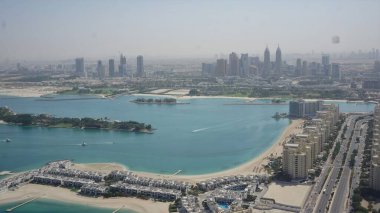 Dubai 'deki insan yapımı Palm Jumeirah adasının manzarası, The View' ın tepesinden alındı.
