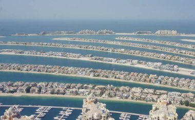 Dubai 'deki insan yapımı Palm Jumeirah adasının manzarası, The View' ın tepesinden alındı.