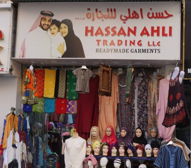 Dubai, Birleşik Arap Emirlikleri, 20 Ekim 2021: Dubai Birleşik Arap Emirlikleri 'nin eski bölümünün pazar ve altın pazarındaki tipik giyim mağazası