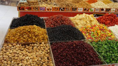 Birleşik Arap Emirlikleri 'nde Dubai' nin eski kısmının pazarında satılık baharatlar ve baharatlar.