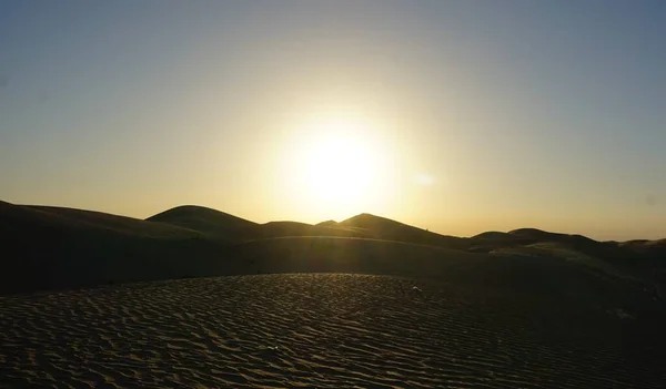Piękny Zachód Słońca Pustynnych Wydmach Dubaju Zjednoczone Emiraty Arabskie — Zdjęcie stockowe