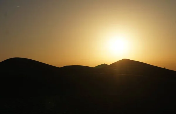 Piękny Zachód Słońca Pustynnych Wydmach Dubaju Zjednoczone Emiraty Arabskie — Zdjęcie stockowe
