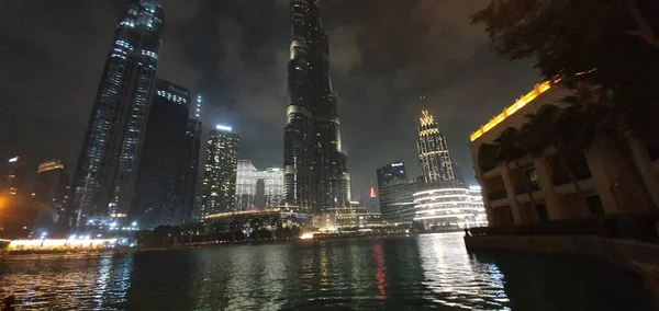 ドバイ アラブ首長国連邦 2021年10月18日 ドバイの夜景 ドバイのダウンタウンの景色 世界一高いビルだブルジュ ハリファ ドバイの未来都市 シティライト — ストック写真