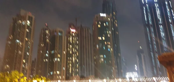 ドバイ アラブ首長国連邦 2021年10月18日 ドバイの夜景 ドバイのダウンタウンの景色 世界一高いビルだブルジュ ハリファ ドバイの未来都市 シティライト — ストック写真