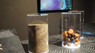 Fuar 2020, Dubai, BAE, 17 Ekim 2021: 2020 Dubai Fuarı 'ndaki Peru gıda sergisinde Quinoa