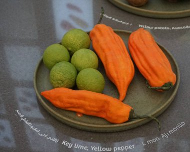 Fuar 2020, Dubai, Birleşik Arap Emirlikleri, Ekim 17, 2021: 2020 Dubai Fuarı 'ndaki Peru gıda sergisinde limon ve sarı biber