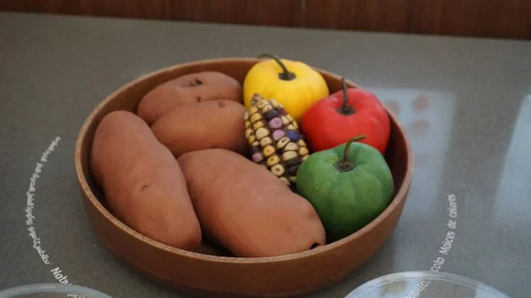 Batatas Maíz Coloreado Pimientos Rojos Verdes Amarillos Exposición Comida Peruana —  Fotos de Stock