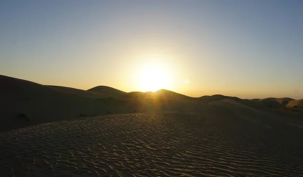 Cudowny Pustynny Zachód Słońca Piękna Arabska Pustynia Ciepłych Kolorach Kolorowe — Zdjęcie stockowe