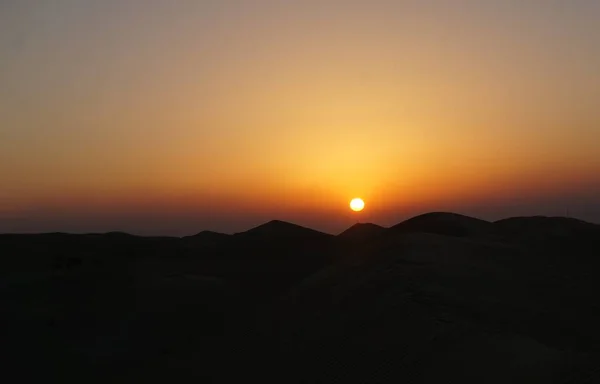 Geweldige Zonsondergang Woestijn Prachtige Arabische Woestijn Met Warme Kleuren Kleurrijke — Stockfoto