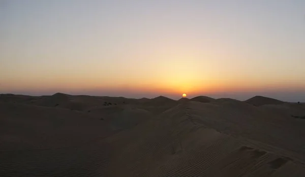 Úžasný Západ Slunce Krásná Arabská Poušť Teplými Barvami Barevné Obrysy — Stock fotografie