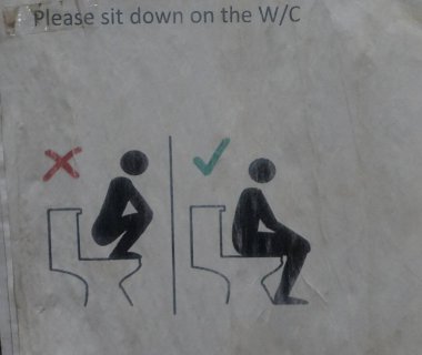 Dubai, Birleşik Arap Emirlikleri, 20 Ekim 2021: Dubai, Birleşik Arap Emirlikleri 'nde umumi tuvaletteki talimatlarla ilgili ilginç bir işaret.