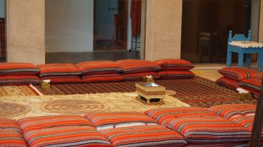 Dubai, Birleşik Arap Emirlikleri, 20 Ekim 2021: Birleşik Arap Emirlikleri 'ndeki SMCCU Dubai Kültür Merkezi' nde geleneksel bir kutlama salonunda geleneksel Birleşik Arap Emirlikleri yemekleri