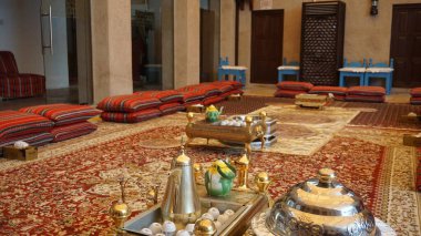 Dubai, Birleşik Arap Emirlikleri, 20 Ekim 2021: Birleşik Arap Emirlikleri 'ndeki SMCCU Dubai Kültür Merkezi' nde geleneksel bir kutlama salonunda geleneksel Birleşik Arap Emirlikleri yemekleri
