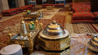 Dubai, Birleşik Arap Emirlikleri, 20 Ekim 2021: Birleşik Arap Emirlikleri 'ndeki SMCCU Dubai Kültür Merkezi' nde geleneksel bir kutlama salonunda geleneksel Birleşik Arap Emirlikleri yemekleri