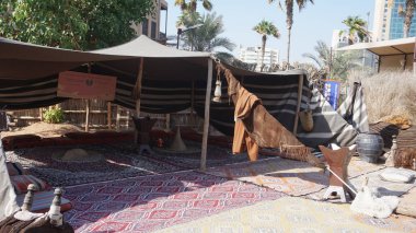 Dubai, Birleşik Arap Emirlikleri, 20 Ekim 2021: Birleşik Arap Emirlikleri 'ndeki Dubai SMCCU kültür merkezinin girişinde bir çadır ve tipik bir kampın yeniden inşası