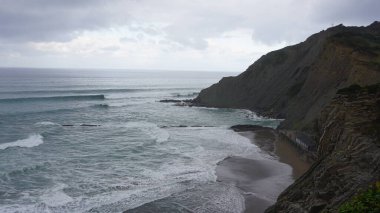 Bulutlu ve yağmurlu bir sonbahar gününde Bask Ülkesi 'ndeki Zumaia Flysch manzarası
