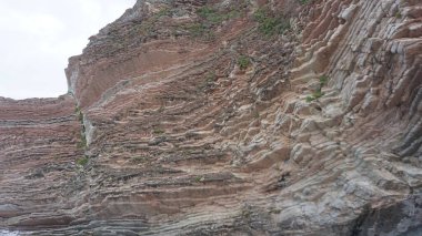 Bulutlu ve yağmurlu bir sonbahar gününde Bask Ülkesi 'ndeki Zumaia Flysch manzarası