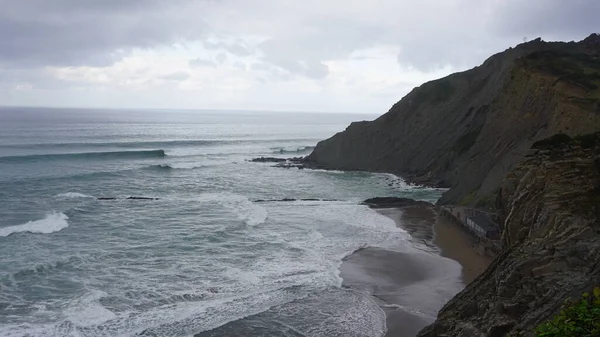 Bulutlu ve yağmurlu bir sonbahar gününde Bask Ülkesi 'ndeki Zumaia Flysch manzarası