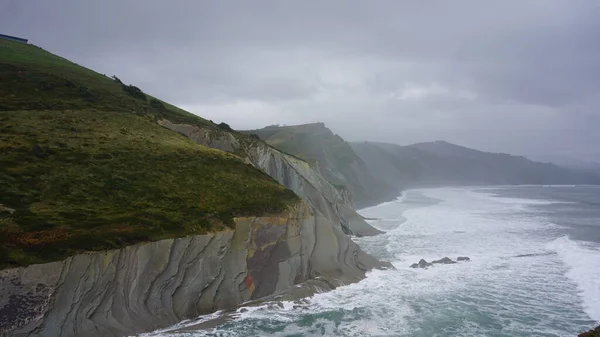 Utsikt Över Zumaia Flysch Baskien Molnig Och Regnig Höstdag — Stockfoto