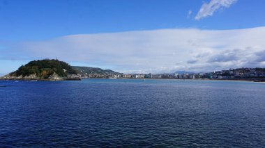 Güneşli bir sonbahar gününde San Sebastian Körfezi 'nin panoramik manzarası