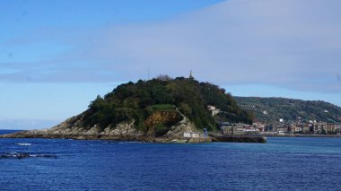 Güneşli bir sonbahar gününde San Sebastian Körfezi 'nin panoramik manzarası
