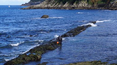 Donosti San Sebastian, Guipzcoa, Bask Bölgesi, İspanya, 6 Kasım 2021: Donosti San Sebastian Körfezi 'nde zıpkın balıkçılığı