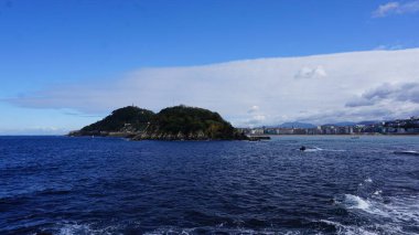 Güneşli bir sonbahar gününde San Sebastian Körfezi 'nin panoramik manzarası