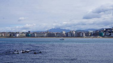 Güneşli bir sonbahar gününde San Sebastian Körfezi 'nin panoramik manzarası