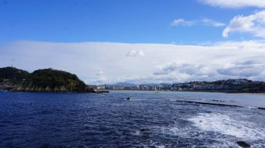 Güneşli bir sonbahar gününde San Sebastian Körfezi 'nin panoramik manzarası