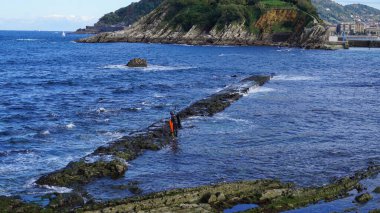 Donosti San Sebastian, Guipzcoa, Bask Bölgesi, İspanya, 6 Kasım 2021: Donosti San Sebastian Körfezi 'nde zıpkın balıkçılığı