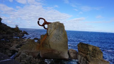 Donosti San Sebastian, Guipzcoa, Bask Ülkesi, Kasım, 6, 2021: Güneşli bir sonbahar gününde Donostia San Sebastian körfezindeki Peine del Viento manzarası