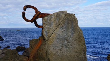 Donosti San Sebastian, Guipzcoa, Bask Ülkesi, Kasım, 6, 2021: Güneşli bir sonbahar gününde Donostia San Sebastian körfezindeki Peine del Viento manzarası
