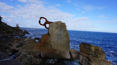 Donosti San Sebastian, Guipzcoa, Bask Ülkesi, Kasım, 6, 2021: Güneşli bir sonbahar gününde Donostia San Sebastian körfezindeki Peine del Viento manzarası