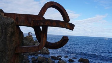 Donosti San Sebastian, Guipzcoa, Bask Ülkesi, Kasım, 6, 2021: Güneşli bir sonbahar gününde Donostia San Sebastian körfezindeki Peine del Viento manzarası