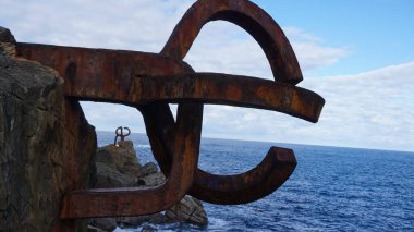 Donosti San Sebastian, Guipzcoa, Bask Ülkesi, Kasım, 6, 2021: Güneşli bir sonbahar gününde Donostia San Sebastian körfezindeki Peine del Viento manzarası