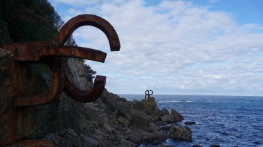 Donosti San Sebastian, Guipzcoa, Bask Ülkesi, Kasım, 6, 2021: Güneşli bir sonbahar gününde Donostia San Sebastian körfezindeki Peine del Viento manzarası