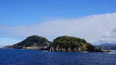 Güneşli bir sonbahar gününde San Sebastian Körfezi 'nin panoramik manzarası