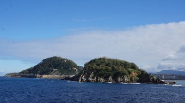 Güneşli bir sonbahar gününde San Sebastian Körfezi 'nin panoramik manzarası