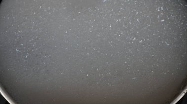 Tencere yıkarken deterjan köpüğü.