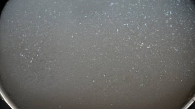 Tencere yıkarken deterjan köpüğü.