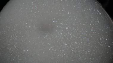 Tencere yıkarken deterjan köpüğü.