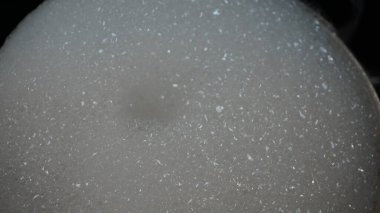 Tencere yıkarken deterjan köpüğü.