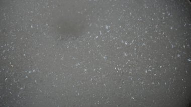 Tencere yıkarken deterjan köpüğü.