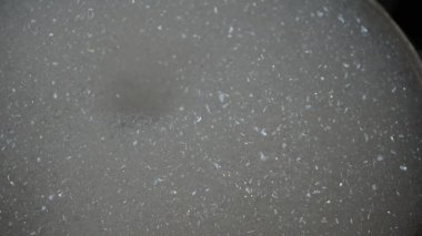 Tencere yıkarken deterjan köpüğü.