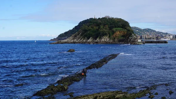 Donosti San Sebastian, Guipzcoa, Bask Bölgesi, İspanya, 6 Kasım 2021: Donosti San Sebastian Körfezi 'nde zıpkın balıkçılığı