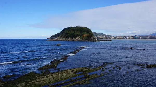 Güneşli bir sonbahar gününde San Sebastian Körfezi 'nin panoramik manzarası
